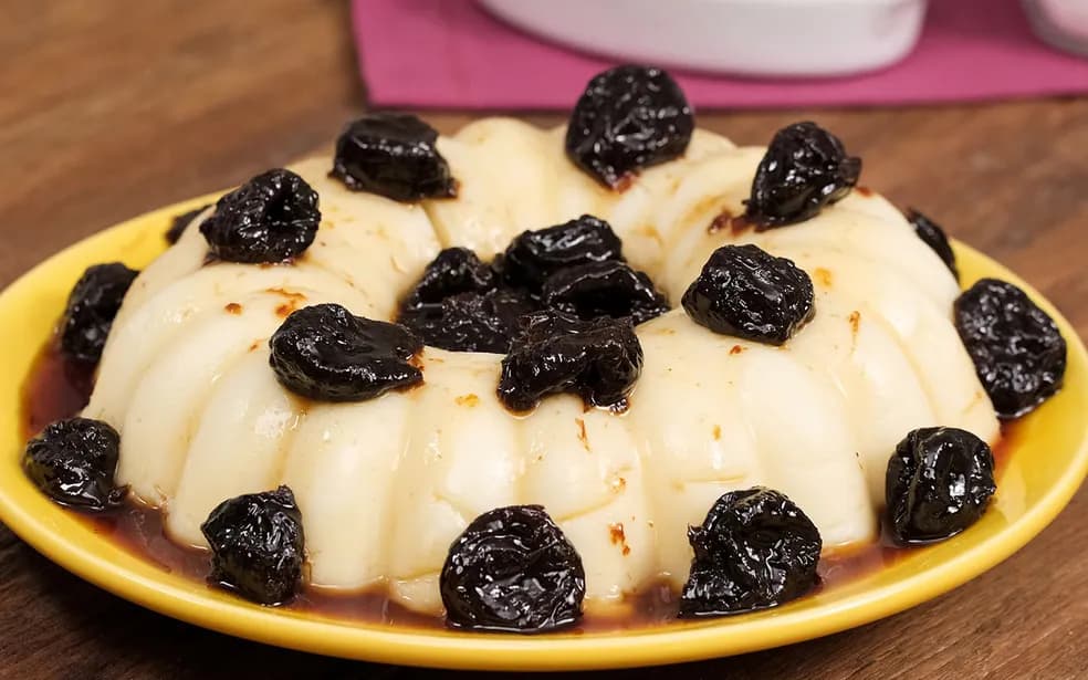 Manjar de coco com ameixa